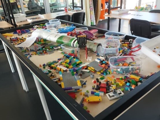 ©Rochelmeyer Tisch mit Legosteinen