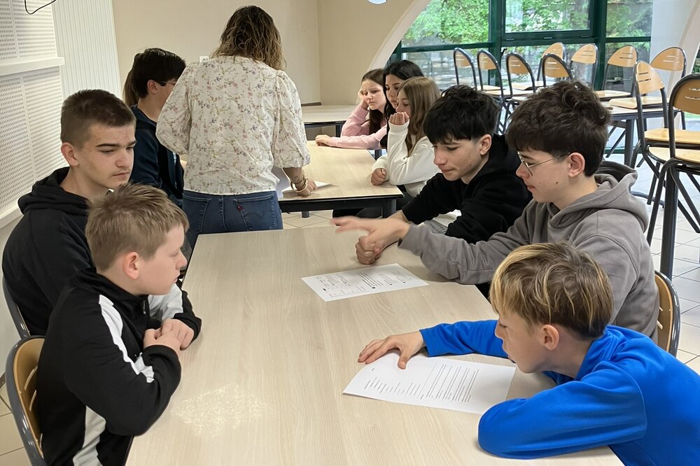Gruppenarbeit mit Schülern beider Schulen
