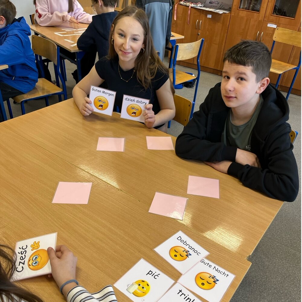 Schüler mit Sprachkarten in der Hand