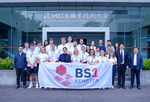 Schülergruppe vor der University of Information Technology in Shenzhen