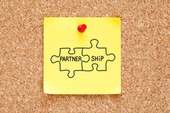 ©ClipDealer.com Partnerschaft-Puzzle Teile auf Haftnotiz