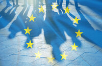 EU-Flagge Sterne und Schatten von Menschen