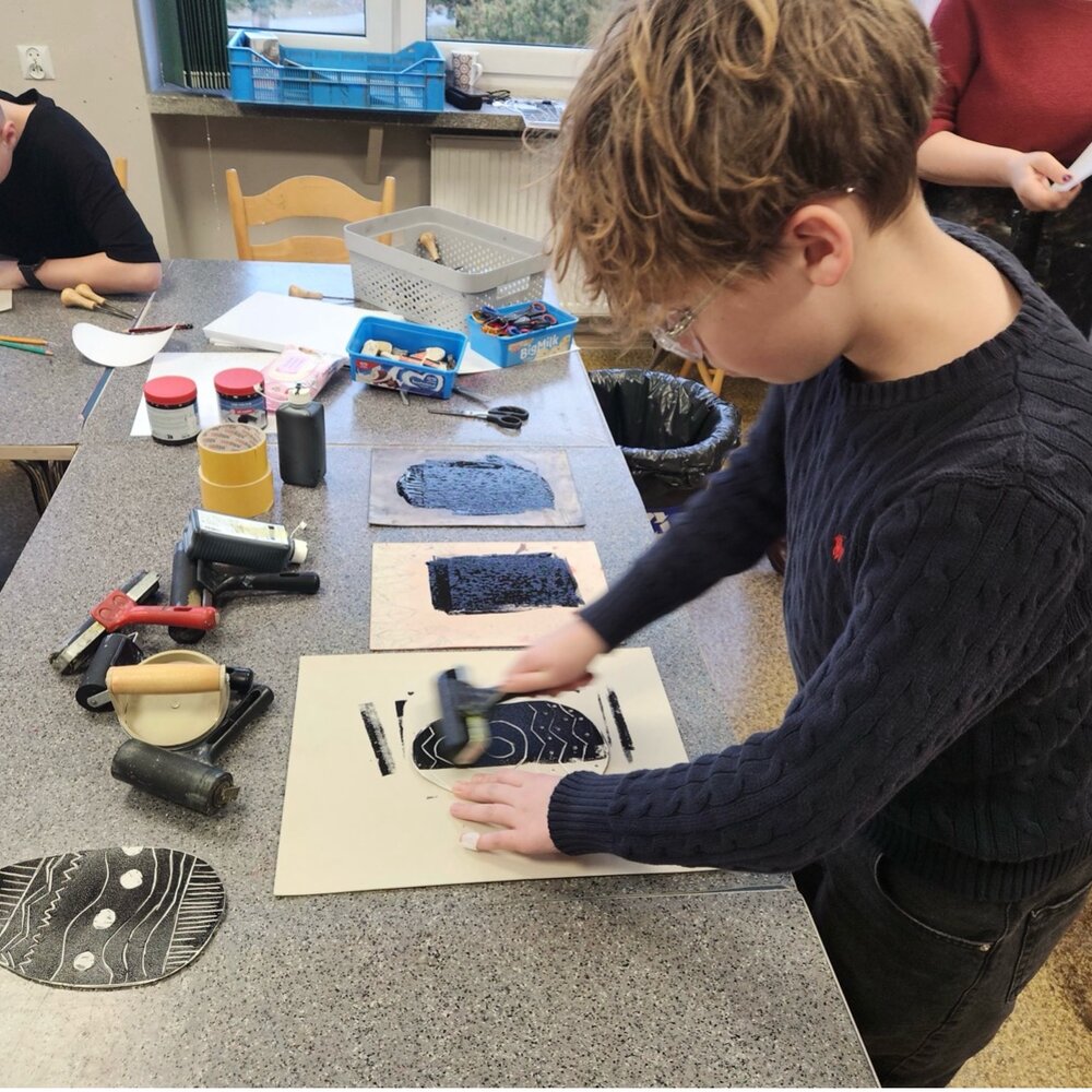 Schüler arbeitet an Kunstprojekt