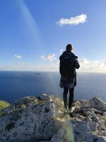 Frau blickt auf das Meer