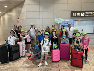 Reisegruppe mit Koffern vor dem Abflug