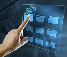 Eine Frauenhand sucht Daten in einem Ordner auf einem digitalen Bildschirm