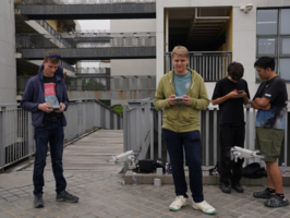 Schüler beim Drohnenfliegen