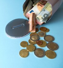 ©ClipDealer.com Spardose mit Euroscheinen und Münzen