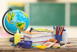 iStock.com/artisteer Bunte Schulsachen